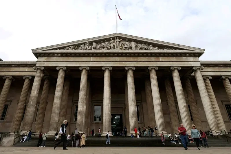 Kangxi-era porcelain bowl at the British Museum falls mysteriously, destroying two Chinese treasures in one go